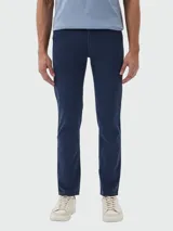 Pantalón de vestir BOSS modelo Flat Packed, color azul marino, de corte recto y diseño clásico.