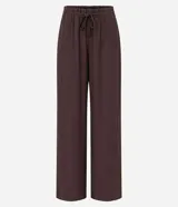 Pantalón recto de tiro medio, confeccionado en viscosa texturizada color bordó. Presenta cintura elástica con lazo ajustable y diseño de pierna recta y fluida.
