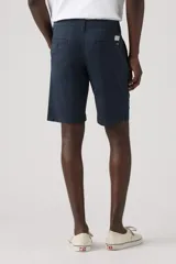 Short de gabardina azul marino con bolsillos laterales y traseros, de corte recto y tiro medio.