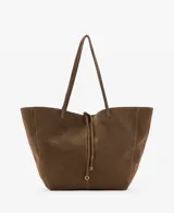 Bolso tipo shopper de gran tamaño confeccionado en piel bovina color verde oliva, con diseño minimalista, doble asa de hombro y cierre mediante cordón ajustable.
