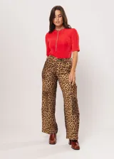 Pantalón de tiro alto con estampado animal print de leopardo, corte recto y bolsillos laterales.