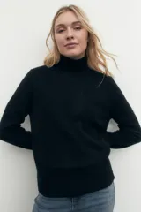 Suéter negro de tejido de punto con cuello alto.