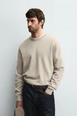 Jersey de punto de cashmere con corte regular fit, cuello redondo y manga larga. Presenta acabados en rib en puños y ruedo.