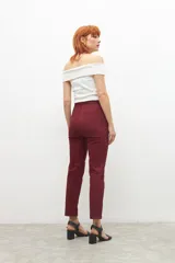 Top color crudo con escote bardot y corte ajustado.