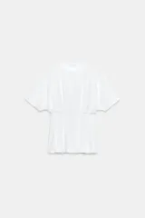 Camiseta de algodón con cuello redondo y manga corta. Presenta un diseño entallado con pinzas en la cintura y bajo recto.