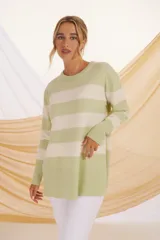 Sweater de punto color verde claro con rayas horizontales anchas color crema, de corte holgado y mangas largas.