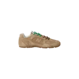 Championes New Balance x Miu Miu modelo 530, confeccionados en gamuza de color tostado con suela de goma marrón y cordones combinados en verde y marrón.