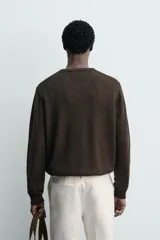 Jersey de punto ligero con corte regular fit, cuello redondo y manga larga. Presenta acabados en rib en puños, cuello y ruedo.