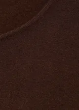 Jersey de punto fino color marrón chocolate, con cuello redondo, manga larga y diseño entallado al cuerpo.