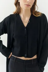 Collar plateado de eslabones gruesos con dije circular.