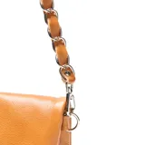 Bandolera de cuero color suela, con diseño plegable, cierre frontal y cadena metálica decorativa en uno de los laterales. Incluye logo de la marca grabado en el centro.