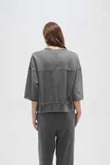 Buzo de algodón con efecto lavado, cuello redondo, mangas 3/4 y corte holgado.