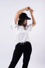 Remera negra de corte oversize con estampado frontal que dice "MIJA DREAM BIG" en tipografía blanca y rosa.