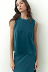 Blusa sin mangas de satén con cuello redondo y diseño holgado.