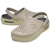 Zuecos Crocs modelo InMotion LiteRide Clog, de color gris en la parte superior perforada con tira trasera pivotante y suela gruesa de plataforma en color blanco con detalles negros.
