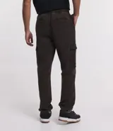 Pantalón cargo de hombre color negro, confeccionado en sarga de algodón, con cintura elástica, bolsillos laterales tipo cargo y bolsillos traseros.