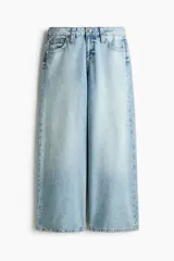 Jean baggy de tiro bajo en denim de algodón rígido, con piernas amplias y diseño de cinco bolsillos.