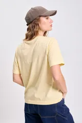 Remera amarilla de manga corta con estampa de limones y texto en color rojo.