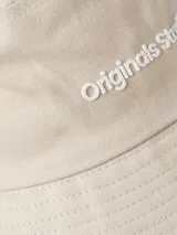 Sombrero tipo bucket color crema con bordado frontal con la frase 'Originals Studio'. Diseño liviano ideal para el verano. Tejido plano tipo twill, resistente y duradero.