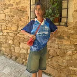 Short de jean azul con corte ancho, bolsillos delanteros y traseros, y ruedo desflecado. Presenta un parche con el logo de la marca en uno de los bolsillos traseros y etiqueta de cuero en la cintura.