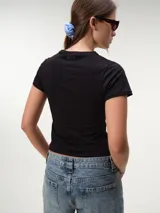 Remera de manga corta y corte al cuerpo, con cuello a la base.