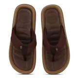 Chinelas marrones con base marrón y tiras anchas de tela marrón.