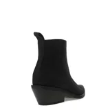 Botas estilo western de caña baja, color taupe, con detalles de perforaciones y costuras decorativas en contraste. Presentan un taco cuadrado y punta ligeramente redondeada.