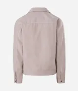 Campera tipo trucker de gamuza sintética color negro, con cuello clásico, bolsillos delanteros con solapa y cierre frontal por botones metálicos.