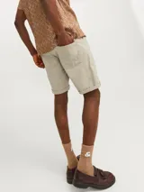 Short chino de jean regular fit color beige, con efecto lavado y dobladillo vuelto en las piernas.