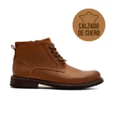 Bota casual de cuero color marrón, con diseño de cordones, cierre lateral y suela de goma con taco bajo.