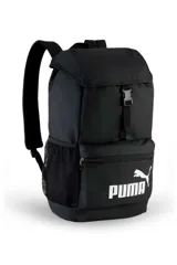 Mochila Puma Phase Hooded color negro, con solapa superior y cierre de hebilla, bolsillo frontal con cierre y logo blanco de la marca, y bolsillos laterales de red.