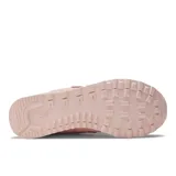 Championes urbanos New Balance modelo 574, color rosado monocromático, confeccionados en una combinación de gamuza y malla. Presentan el logo N en los laterales, entresuela con tecnología ENCAP para mayor amortiguación y suela de goma.