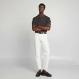Pantalón chino de hombre, color blanco crudo, de corte slim y tiro medio, con cinco bolsillos y cierre de cremallera.