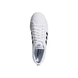 Championes Adidas modelo Nizza, de lona blanca con las tres tiras laterales en negro y suela de goma vulcanizada con detalle de línea negra.