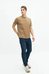 Remera azul marino de manga corta con logo bordado en el pecho. Corte clásico.