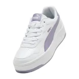 Championes Puma modelo Court Lally Skye, de diseño urbano con plataforma. Presenta una base blanca con detalles en color lila en la franja lateral, el talón, la lengüeta y la suela.