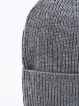 Gorro de lana negro con doblez en el borde.