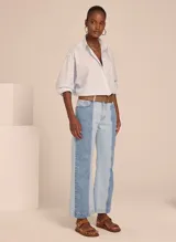 Camisa celeste de corte recto, con cuello clásico, mangas largas con puños abotonados y cierre frontal con botones.