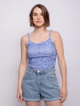 Top sin mangas con estampado floral en tonos azules y blancos. Tirantes finos trenzados.