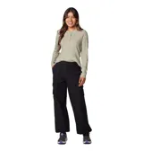 Pantalón cargo negro de corte recto y tiro medio. Presenta múltiples bolsillos laterales y traseros, cintura con cierre de botón y bragueta, y diseño funcional con costuras reforzadas.