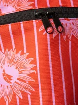 Bolso térmico cuadrado de gran capacidad, color negro con estampado en blanco de sirenas y motivos marinos. Posee asas de mano y una correa ajustable estampada con el monograma de la marca.