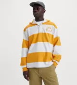 Sudadera Levi's de manga larga con diseño de rayas anchas horizontales blancas y amarillas, capucha integrada, cuello estilo polo con botones ocultos y bordado en el pecho. Corte holgado.