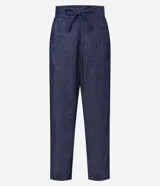 Pantalón de jeans de color azul oscuro, corte carrot (holgado en cadera y afunilado en pierna), con cintura alta ajustable mediante cordón.