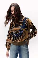 Sweater tejido de punto color azul con diseño marmoleado en negro y aplique bordado con contorno verde.