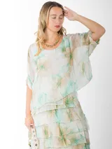 Vestido dos en uno confeccionado en seda italiana, con capa superior de calce amplio y falda con volados que aportan movimiento. Incluye forro en algodón elastizado que se adapta cómodamente a distintos talles. Un diseño versátil y liviano, ideal para eventos, días de calor o looks más relajados según cómo lo combines.