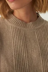 Sweater marrón de tejido de punto industrial, con cuello a la base.