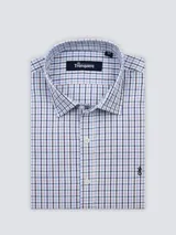 Camisa de vestir de hombre a cuadros celestes y blancos, de corte clásico, con cuello italiano y logo bordado en el frente.
