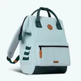 Mochila Cabaia modelo Adventurer Valparaiso, color celeste con detalles en verde oscuro. Confeccionada en poliéster impermeable y vegano. Cuenta con sistema MOLLE, compartimento acolchado para tablet o PC, correa para sujetar a la maleta y tirantes acolchados antitranspirantes.