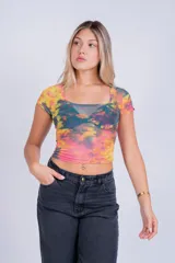 Remera corta de mesh con estampado abstracto en tonos violeta y rosa, de mangas cortas y cuello cuadrado.