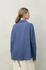 Camisa celeste de lino y viscosa, de corte clásico y silueta relajada.